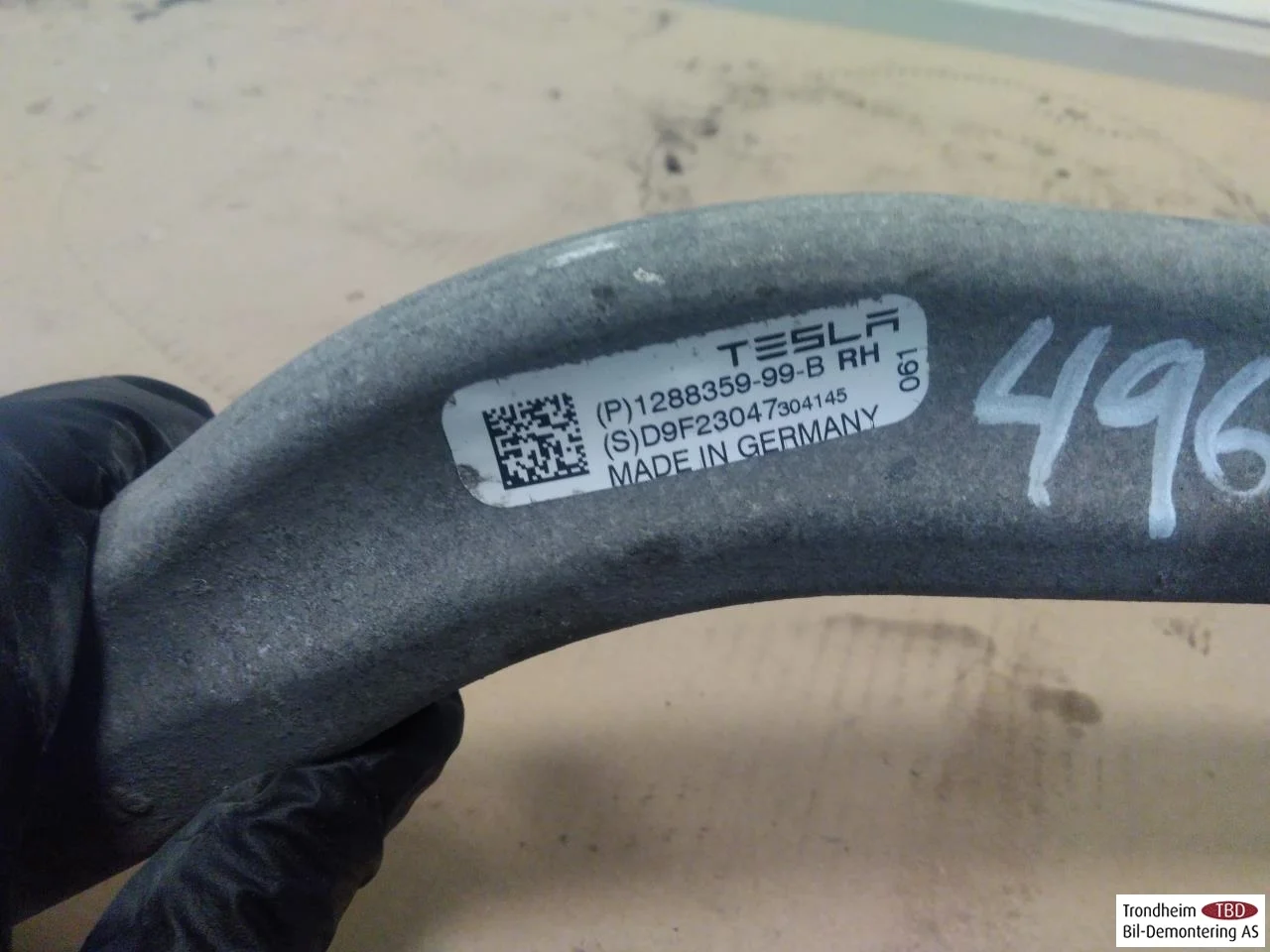 Tesla MODEL Y 2021- Control arm, front right, upper view 3