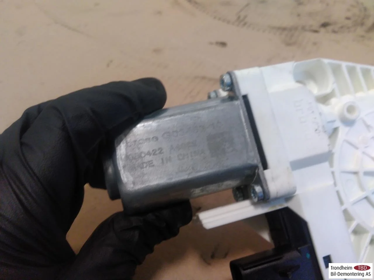 Tesla MODEL Y 2021- Ablakemelő motor nézet 2