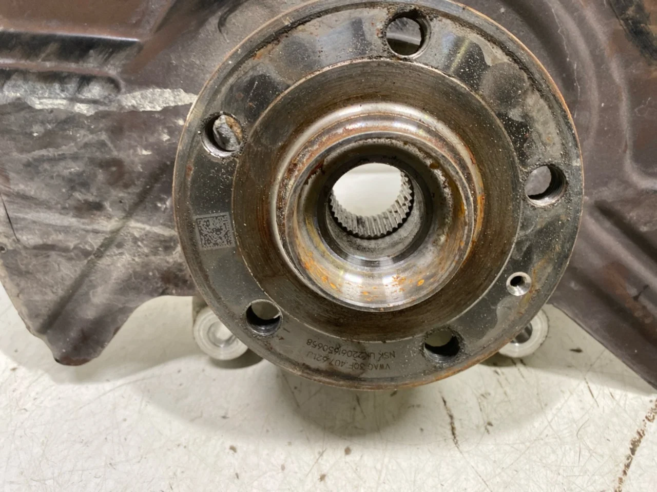 Volkswagen ID.4 2021- Stub axle carrier, left front view 4