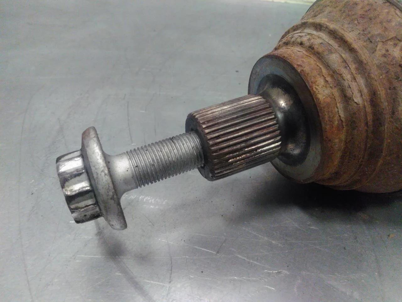 Volkswagen ID.4 2021- Front left driveshaft view 2