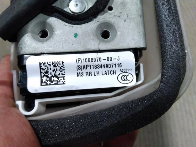 Tesla MODEL 3 2017--> Door lock housing view 3