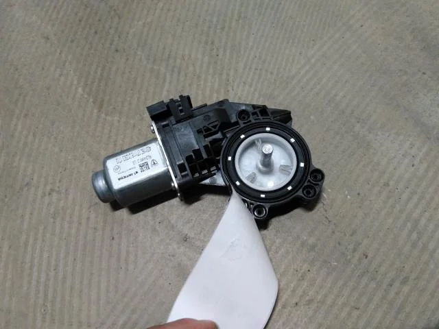 Tesla MODEL 3 2017--> Ablakemelő motor