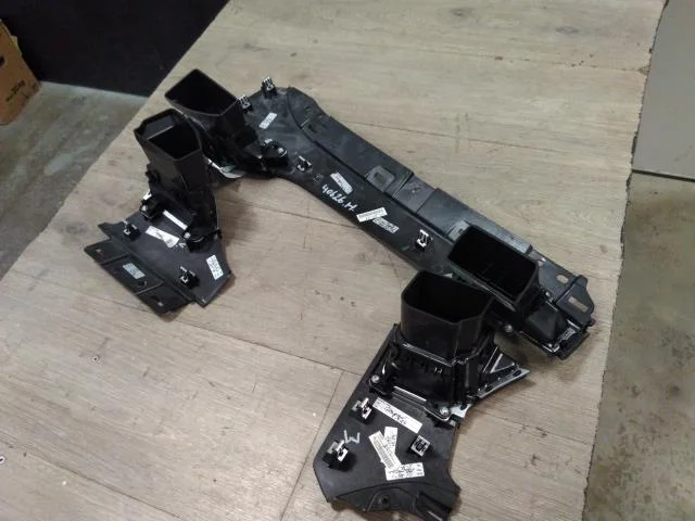 Tesla MODEL X 2016- Demister duct / nozzle view 3