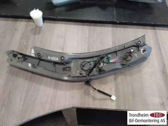 Nissan LEAF 2011-17 Right tail light view 3