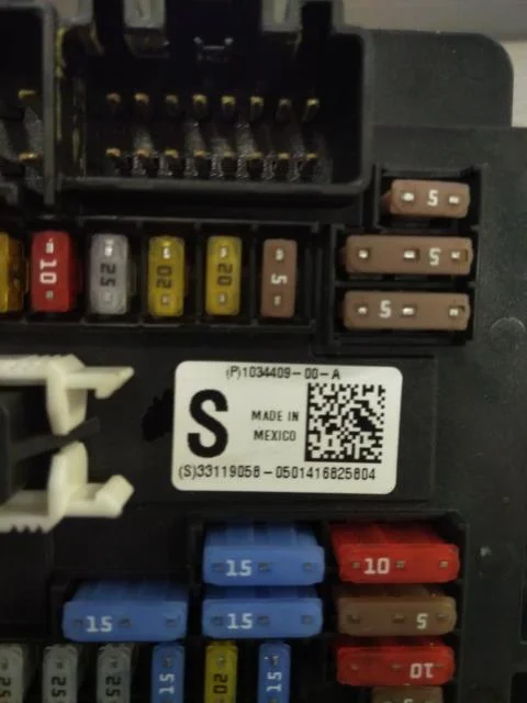 Tesla MODEL S 2013- Biztosítékdoboz / elektromos központ nézet 2