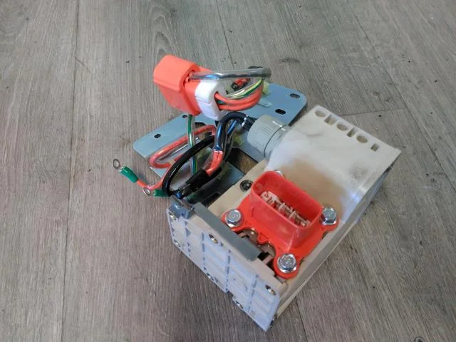 Nissan LEAF 2011-17 Battery charger view 2