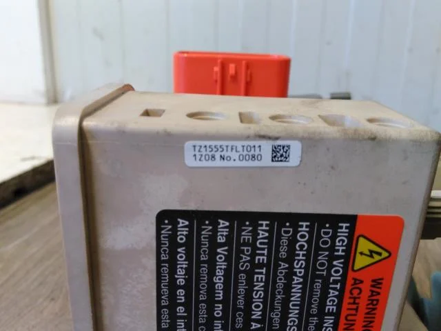Nissan LEAF 2011-17 Battery charger view 3