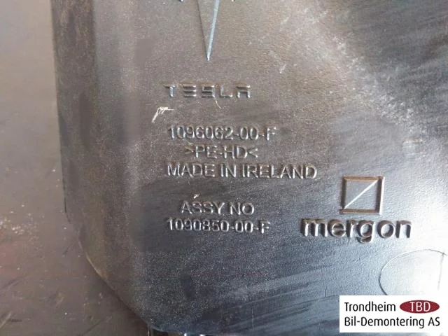 Tesla MODEL 3 2017--> Mosótartály, szélvédő nézet 3