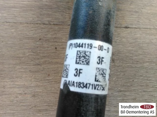 Tesla MODEL 3 2017--> Front left driveshaft view 2