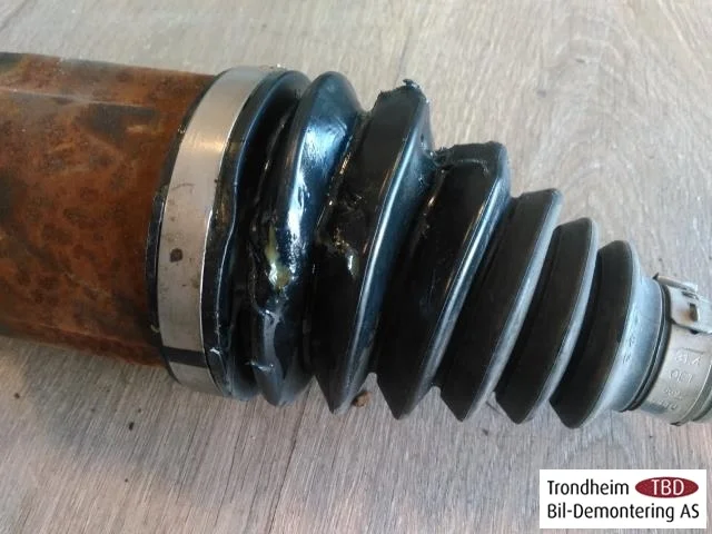 Tesla MODEL 3 2017--> Front left driveshaft view 3