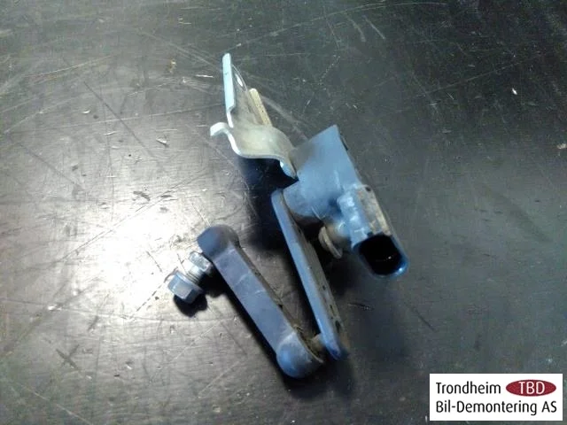 Tesla MODEL 3 2017--> Senzor reglaj nivel / suspensie pneumatică vedere 2