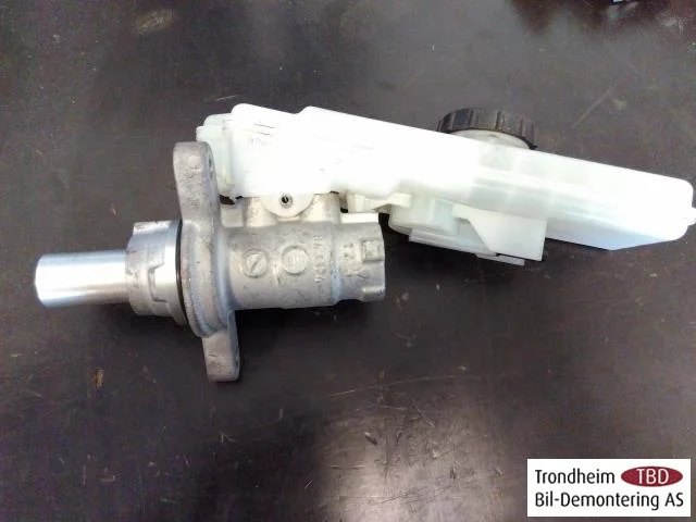 Tesla MODEL 3 2017--> Brake master cylinder view 2