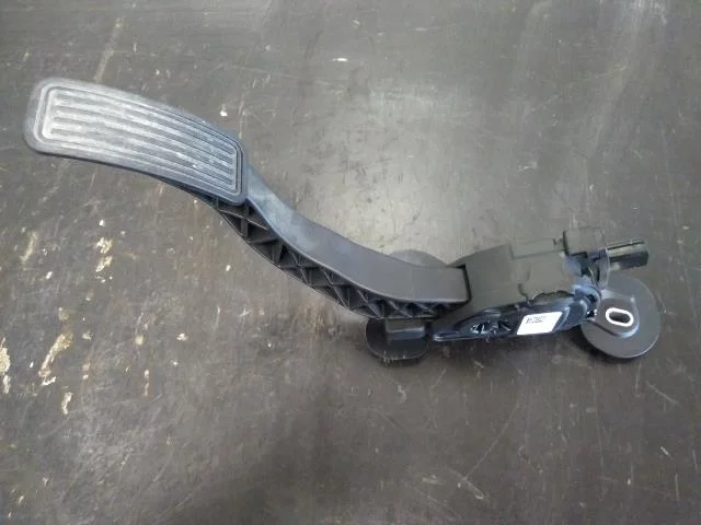 Tesla MODEL X 2016- Accelerator pedal view 2