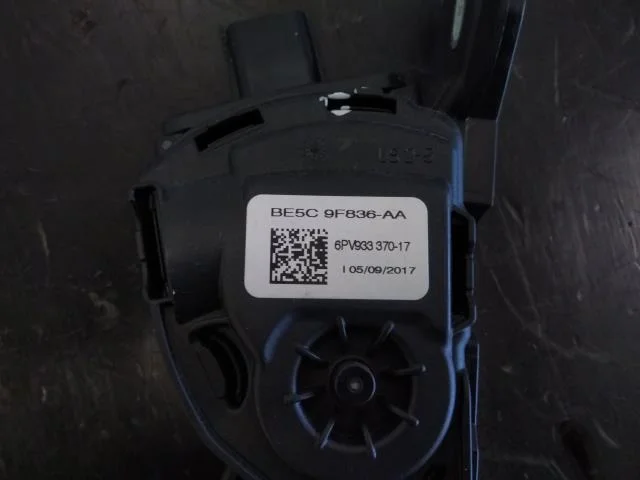 Tesla MODEL X 2016- Accelerator pedal view 3
