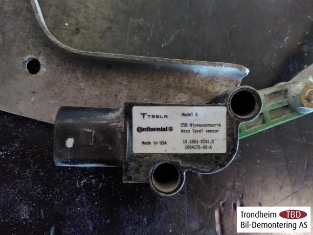 Tesla MODEL S 2013- Senzor reglaj nivel / suspensie pneumatică vedere 2