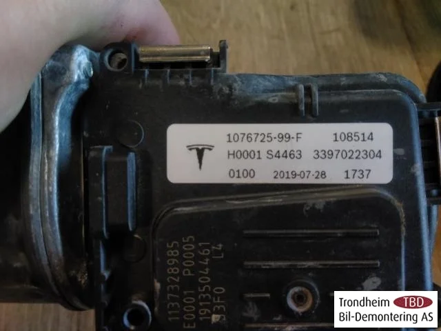 Tesla MODEL 3 2017--> Windshield wiper motor view 2