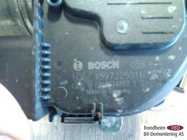 Tesla MODEL 3 2017--> Windshield wiper motor view 3