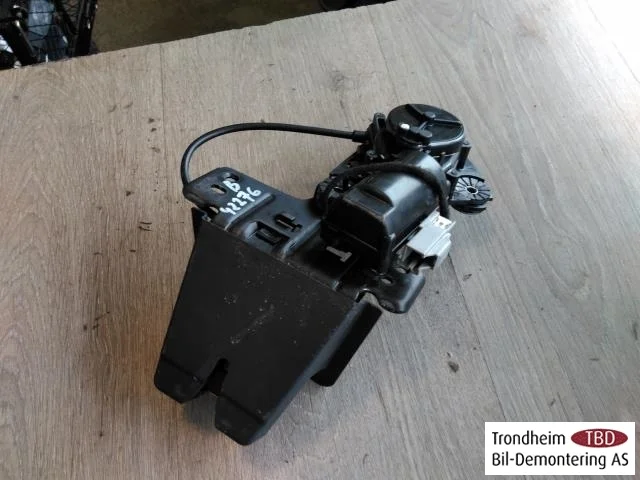 Volvo XC90/RECHARGE 2016-> Tailgate lock view 3