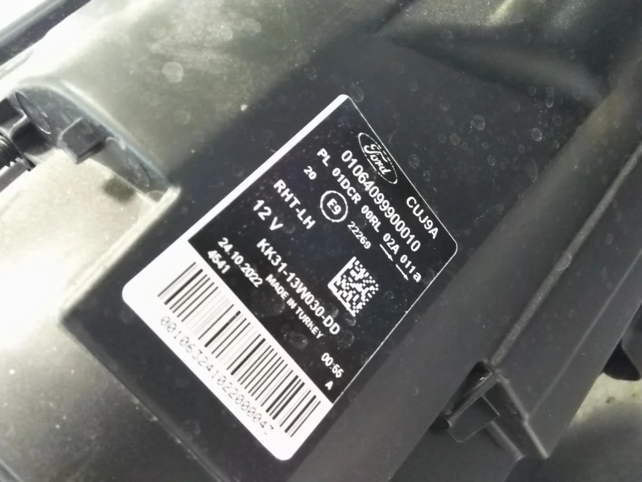 Ford E-TRANSIT 2022- Left headlight view 3