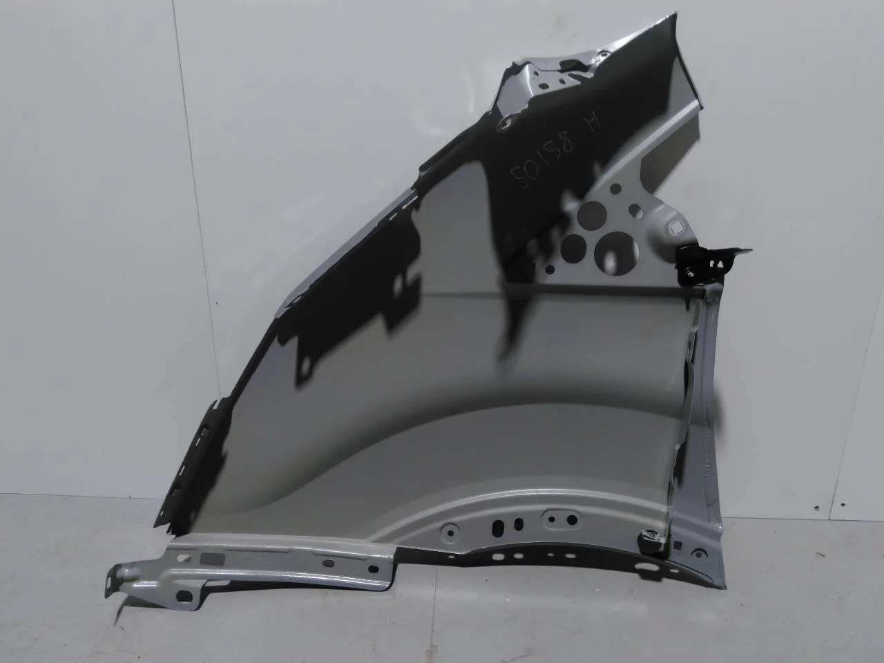 Ford E-TRANSIT 2022- Front right fender view 2
