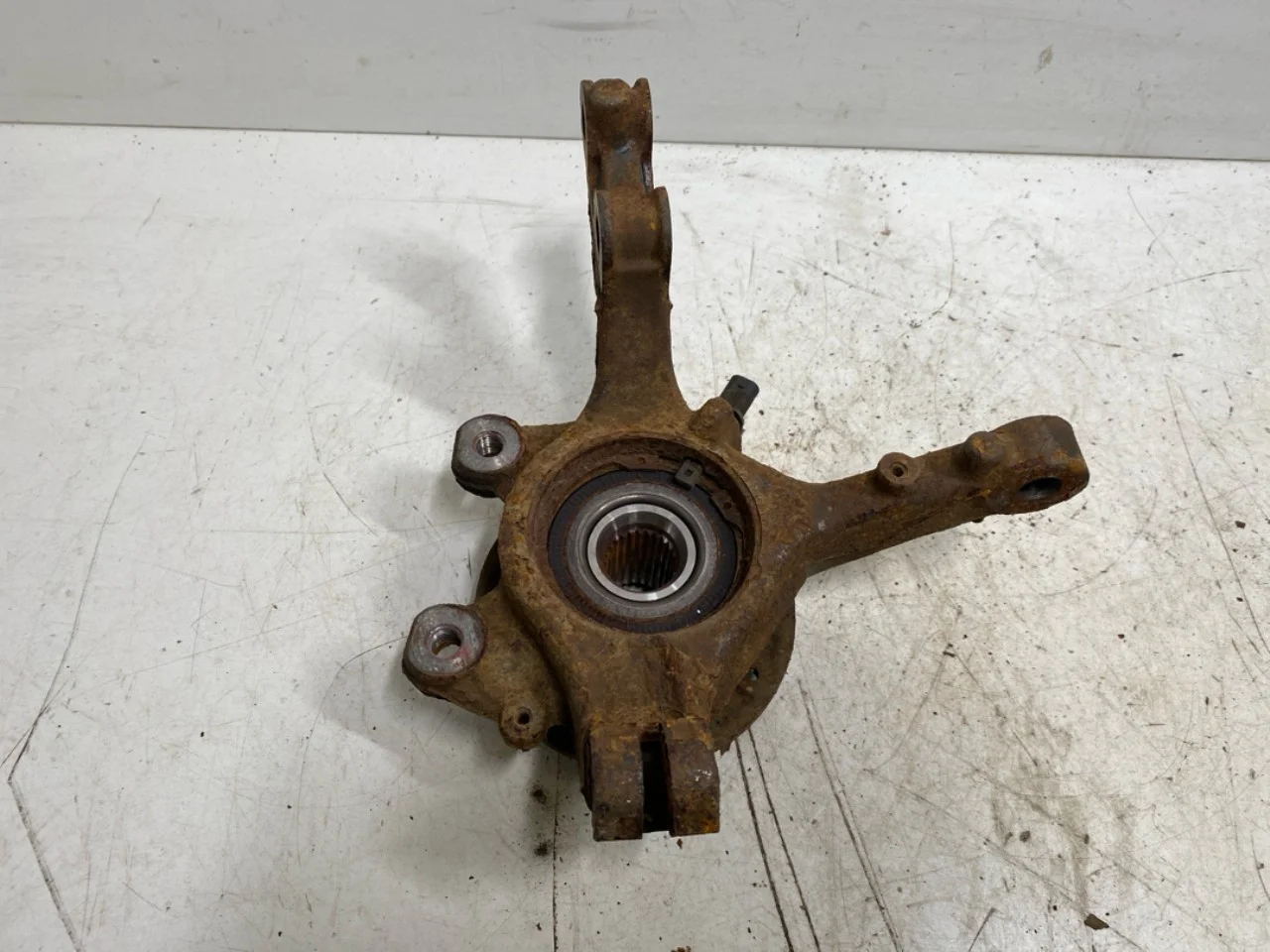 Peugeot 208/E-208 2020-> Stub axle carrier, left front view 2