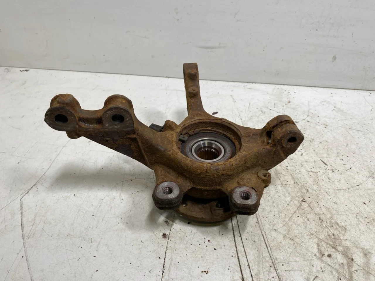 Peugeot 208/E-208 2020-> Stub axle carrier, left front view 3