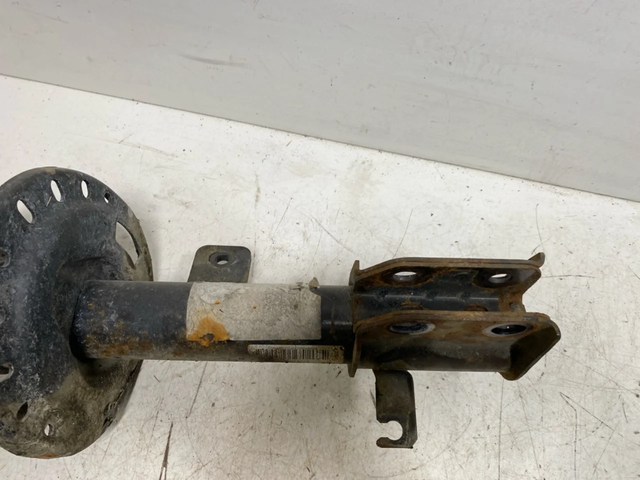 Peugeot 208/E-208 2020-> Strut assembly, front left view 2