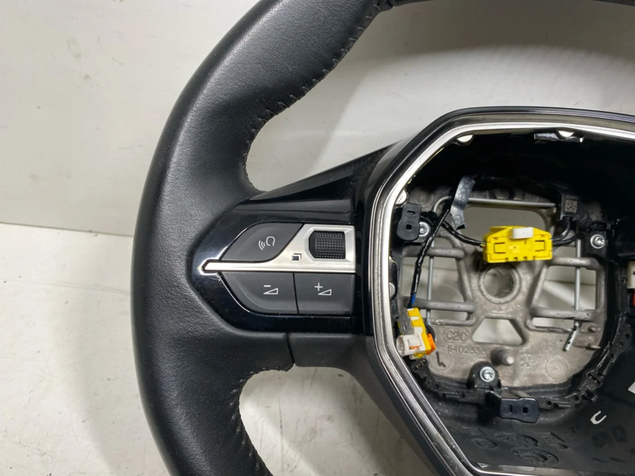 Peugeot 208/E-208 2020-> Steering wheel view 2