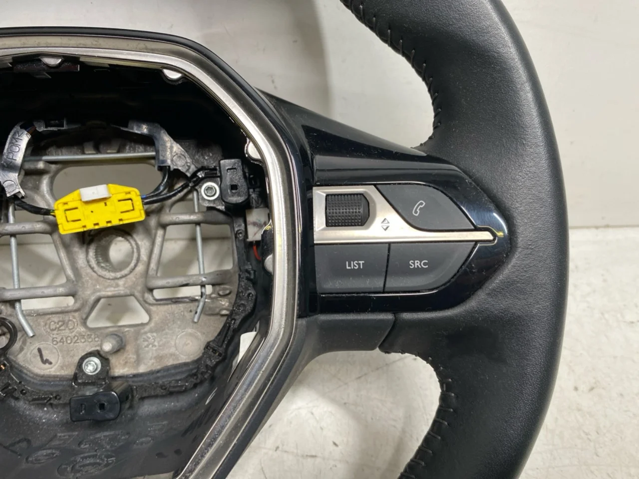 Peugeot 208/E-208 2020-> Steering wheel view 3