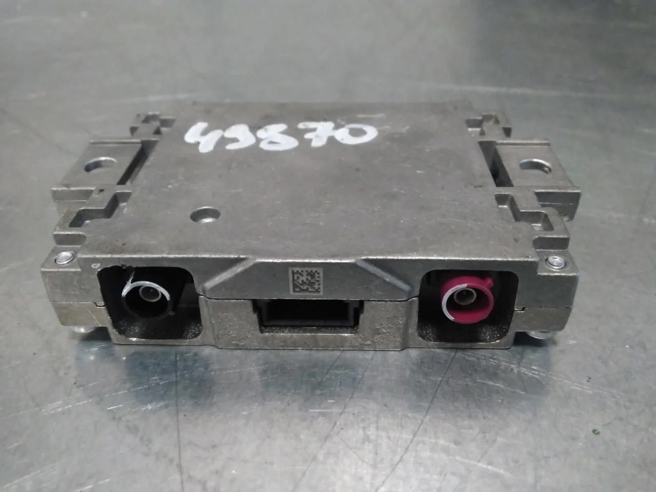 Skoda ENYAQ IV 2021- Antenna amplifier view 2