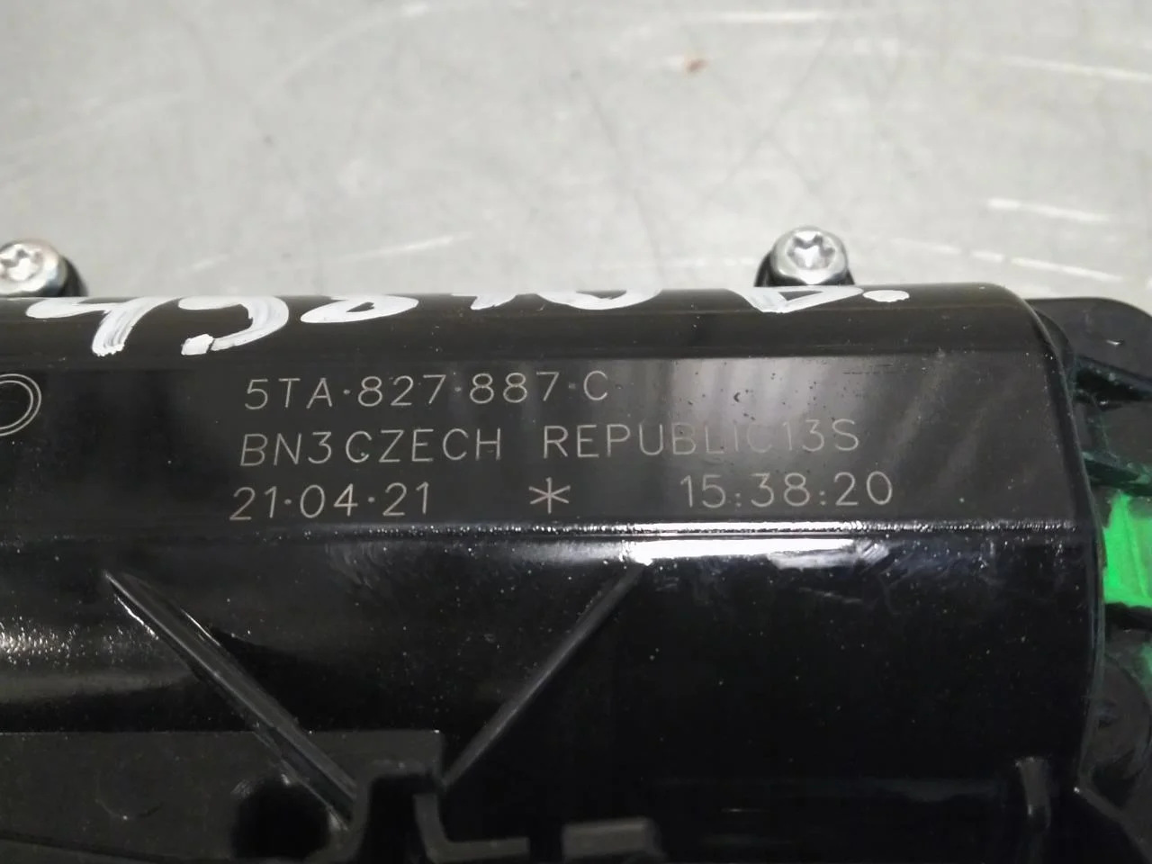 Skoda ENYAQ IV 2021- Tailgate opener, automatic view 3