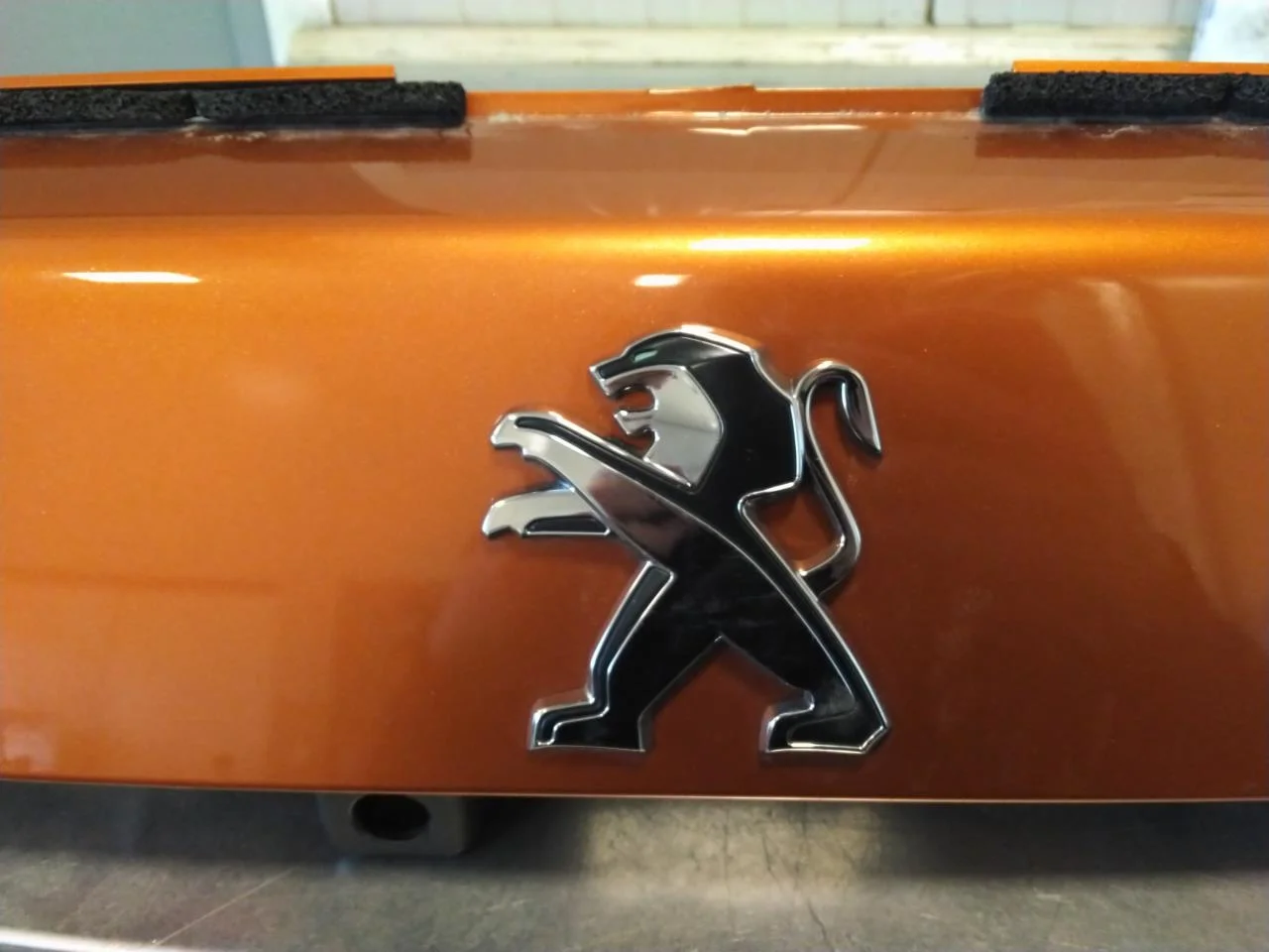 Peugeot 2008/E-2008 2020-> Tailgate exterior handle view 4