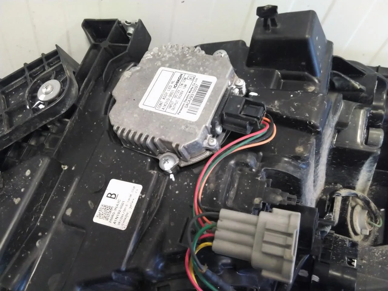 Nissan LEAF 2011-17 Left headlight view 4