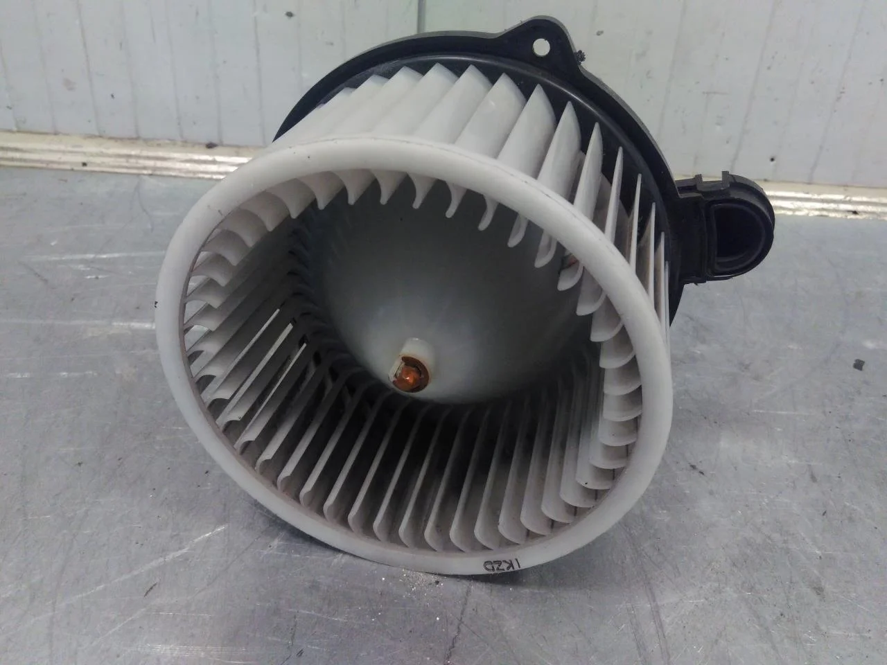 Tesla MODEL S 2013- Heater blower motor view 2