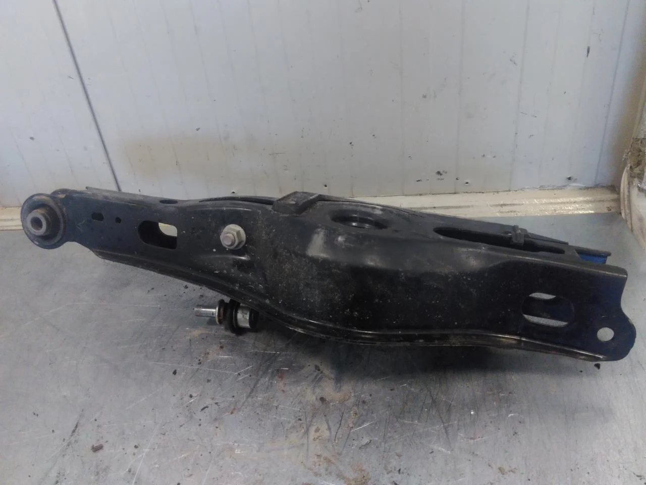 Toyota BZ4X EA10 2022- Control arm, rear right view 3