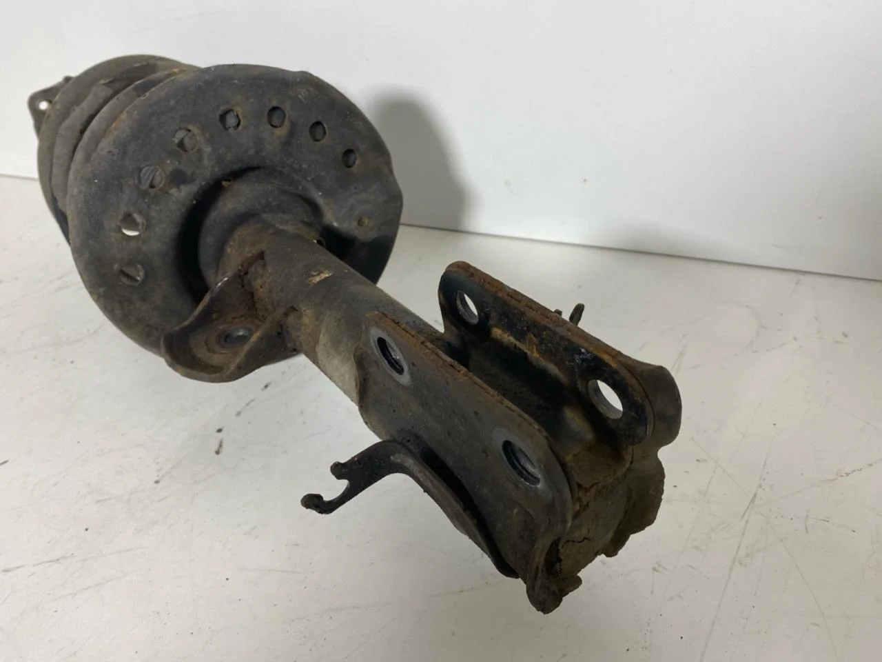 Nissan LEAF 2011-17 Strut assembly, front right view 3