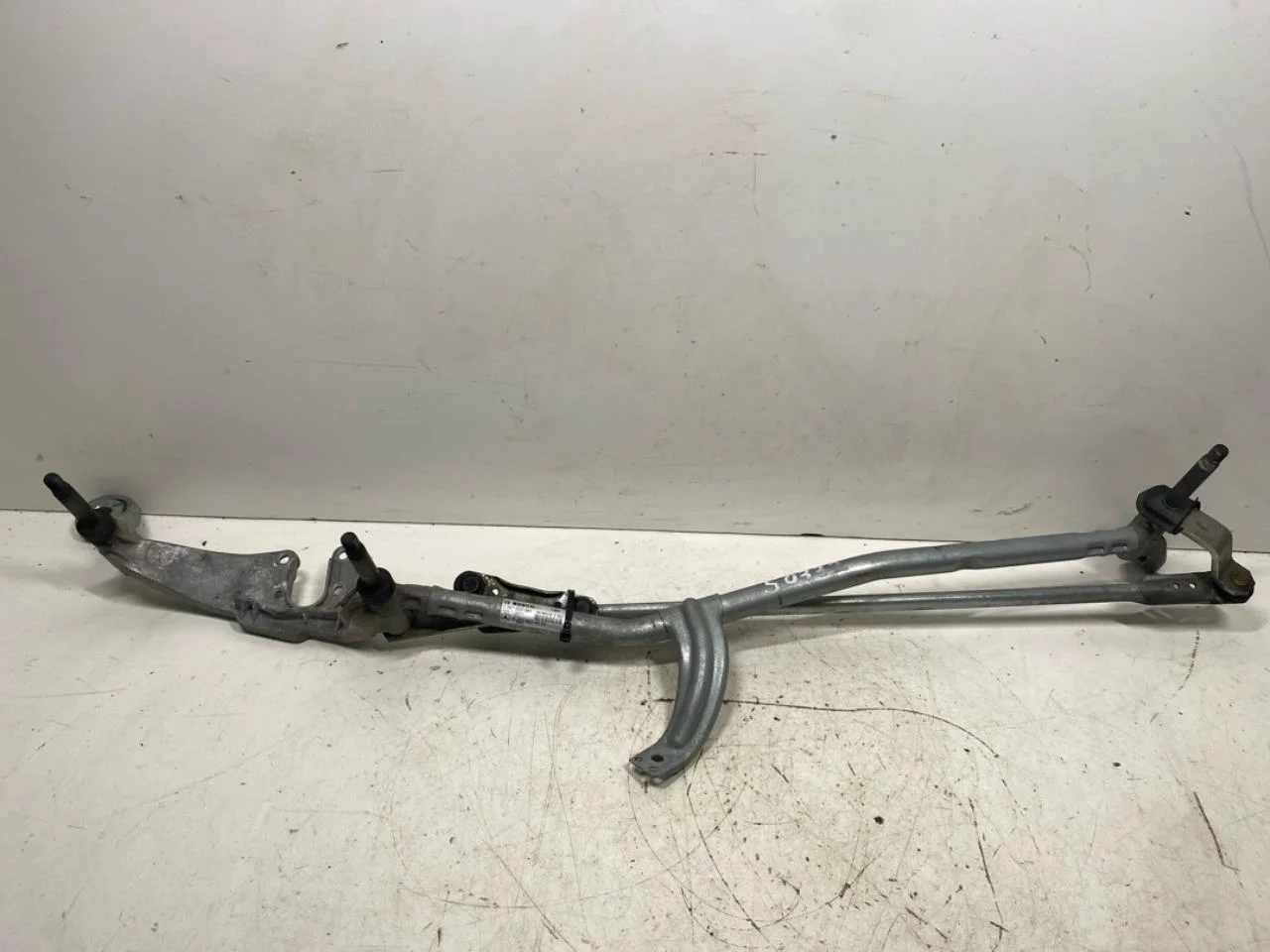 Mercedes EQC 2020- Windshield wiper linkage