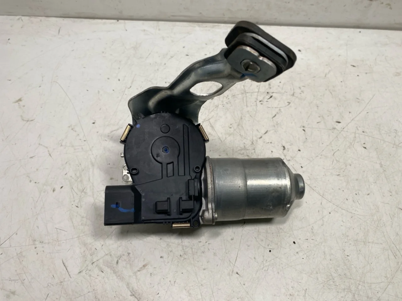 BMW X1/IX1 U11 2023- Windshield wiper motor view 4