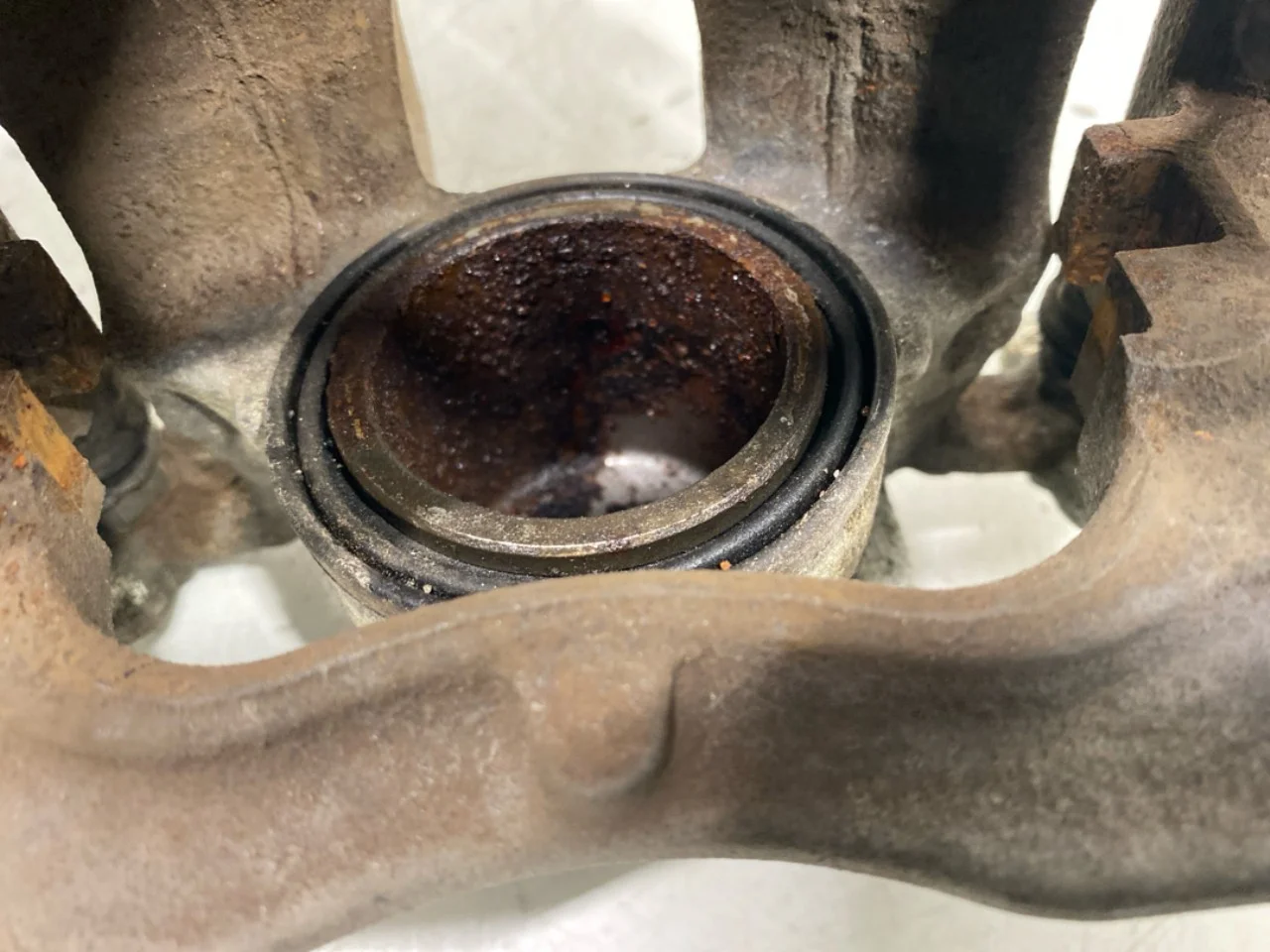BMW X1/IX1 U11 2023- Féknyereg, első, bal nézet 4