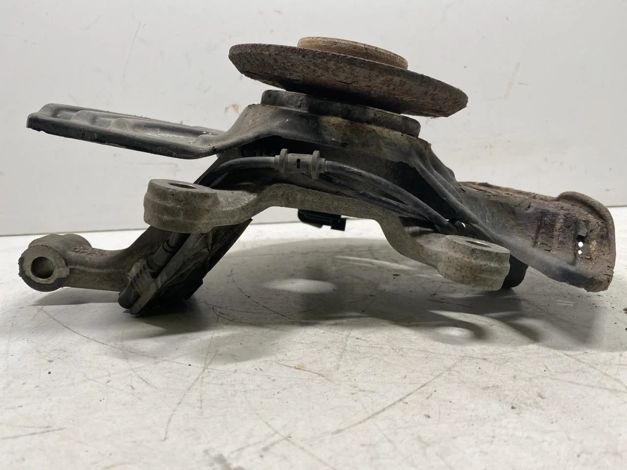 Mercedes B 180-200 W246/W242 2012-19 Stub axle carrier, left front view 2