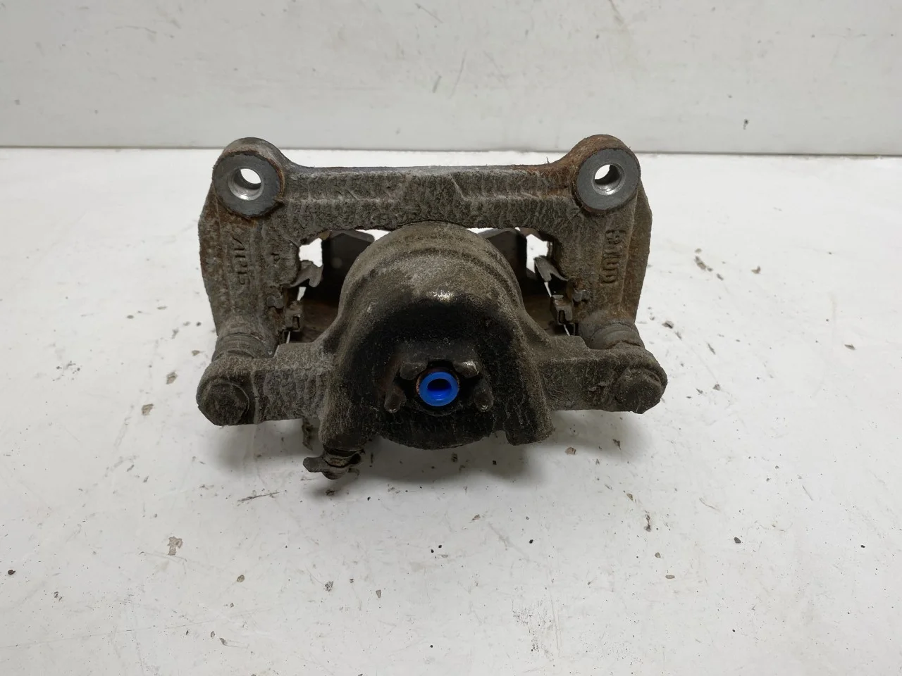 Maxus EUNIQ5 MPV 2021- Front right brake caliper view 2