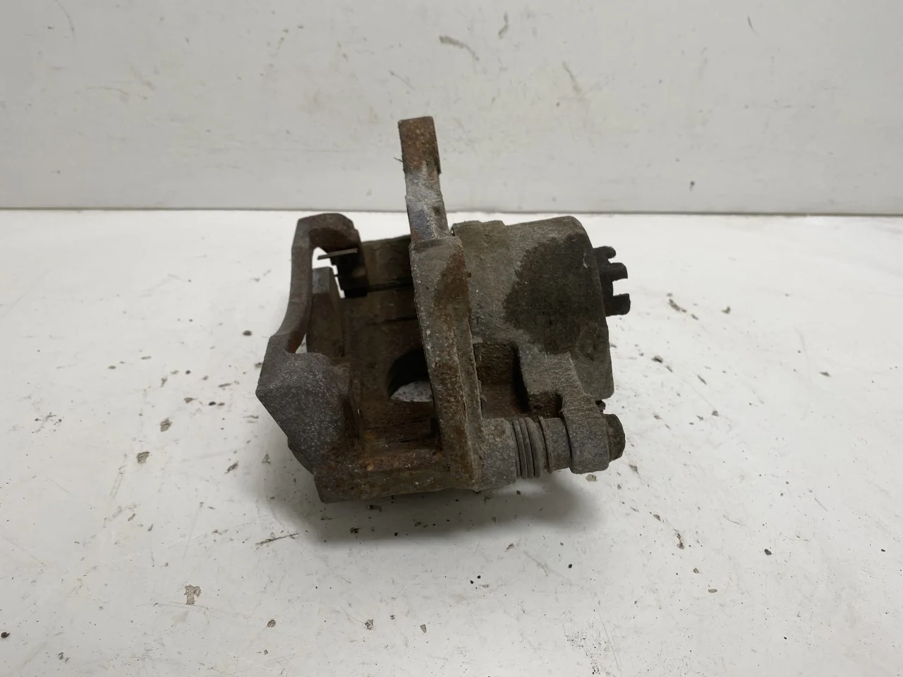 Maxus EUNIQ5 MPV 2021- Front right brake caliper view 3