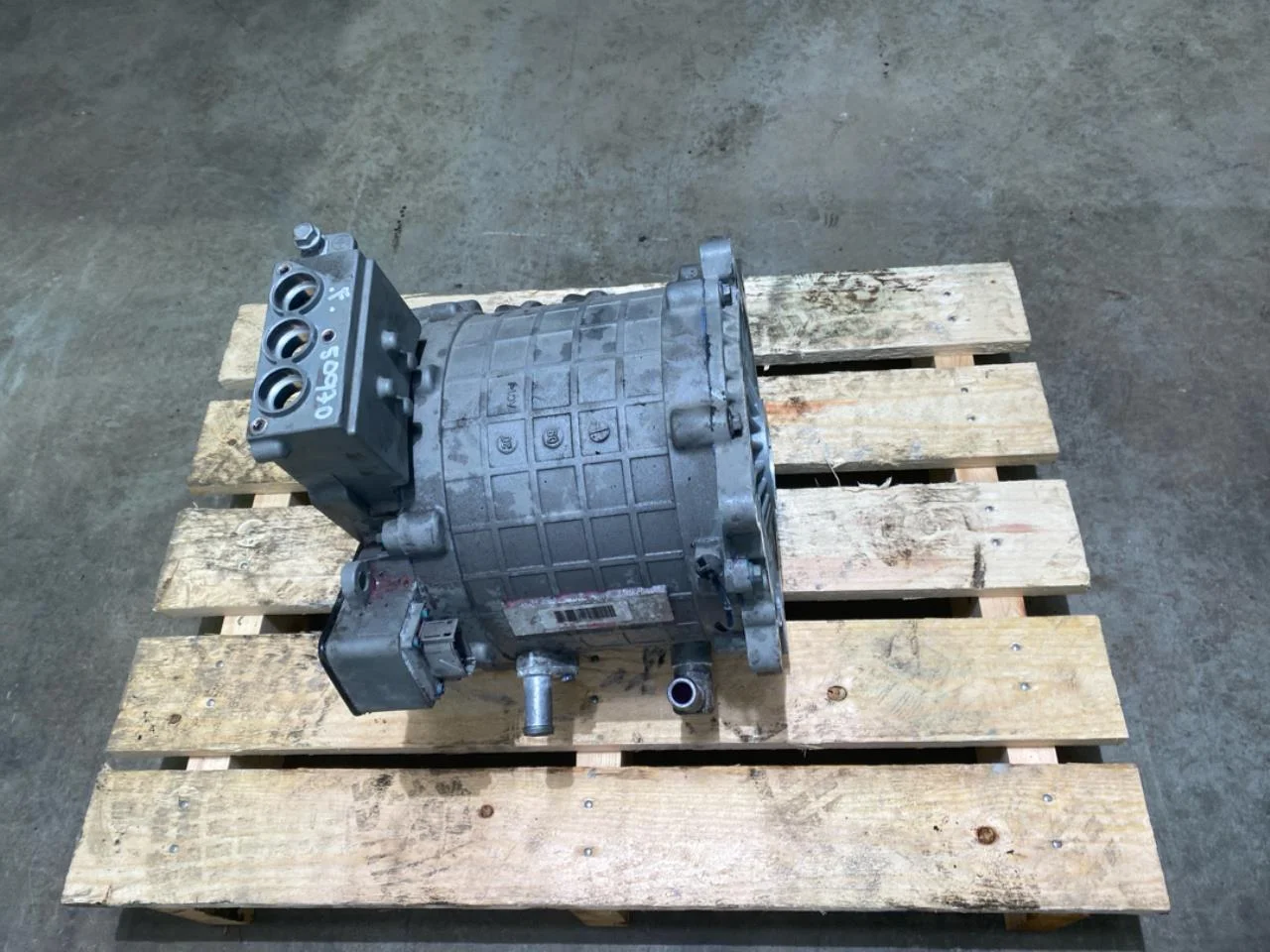 Maxus EUNIQ5 MPV 2021- Motor electric față vedere 3