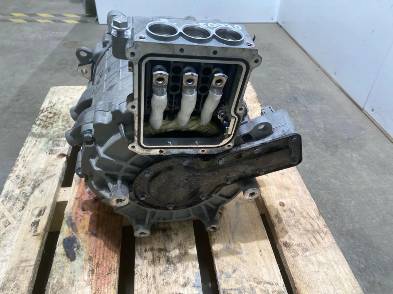 Maxus EUNIQ5 MPV 2021- Motor electric față vedere 4
