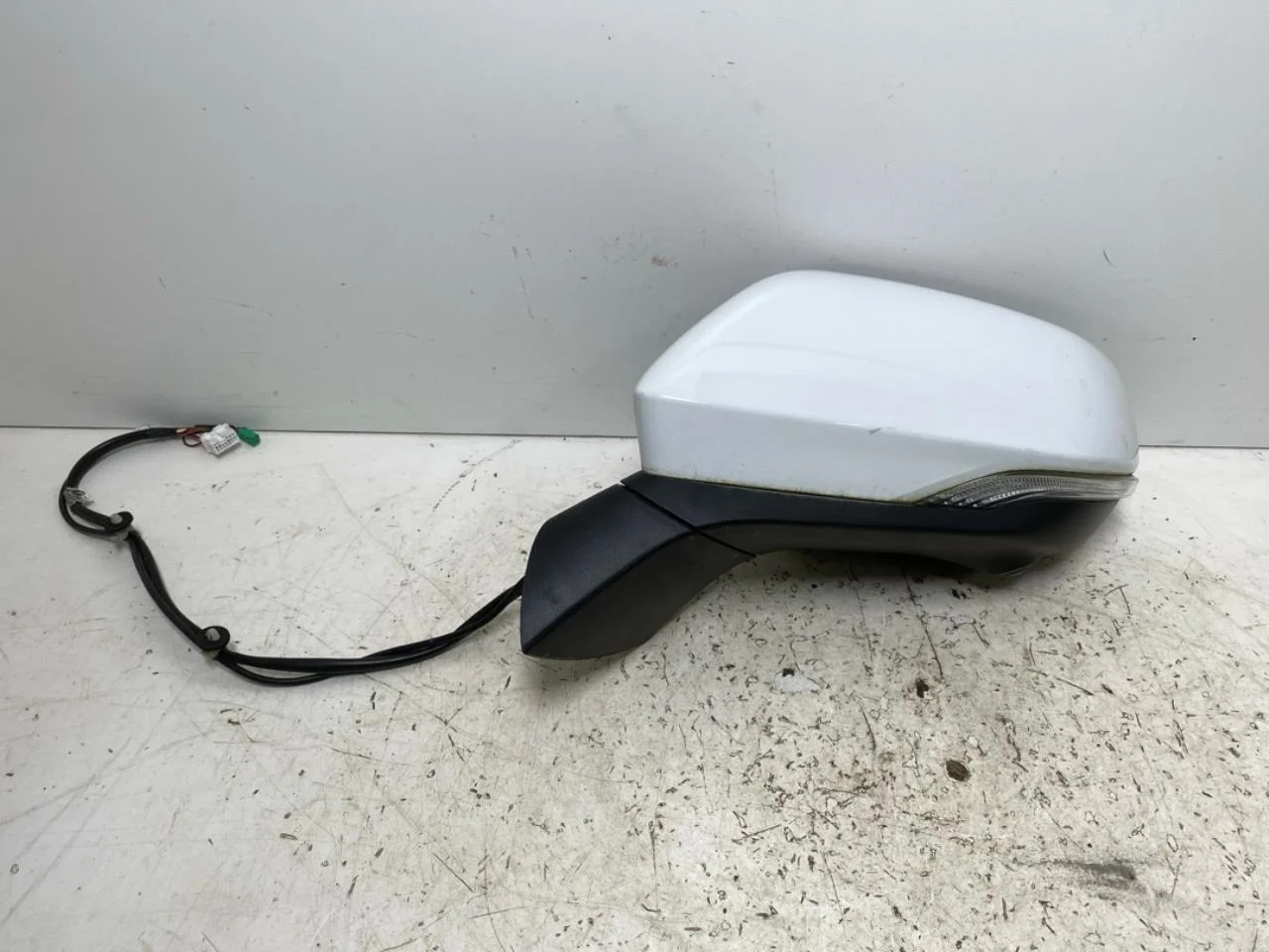 Maxus EUNIQ5 MPV 2021- Left power mirror view 2
