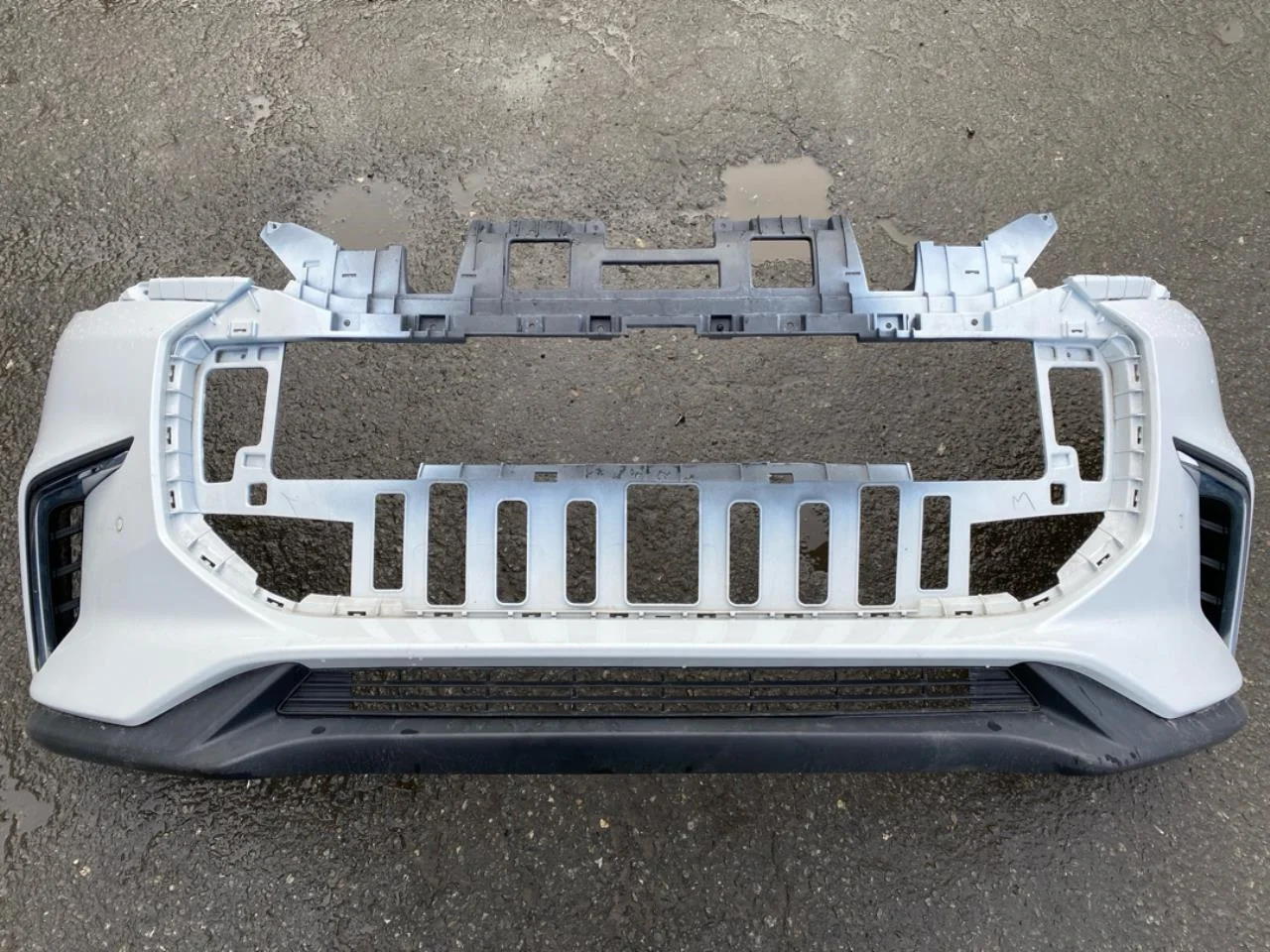 Maxus EUNIQ5 MPV 2021- Front bumper