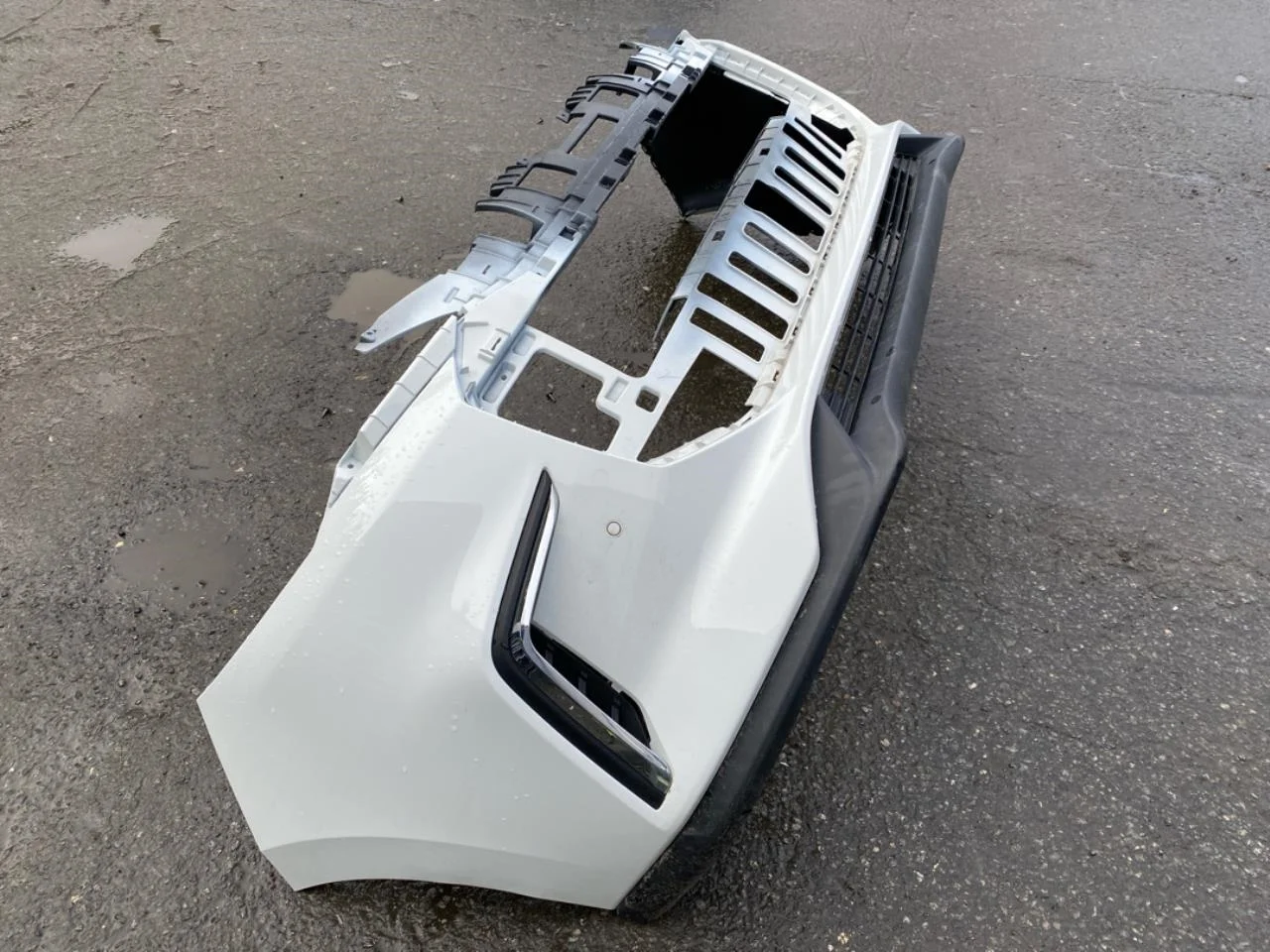 Maxus EUNIQ5 MPV 2021- Front bumper view 2