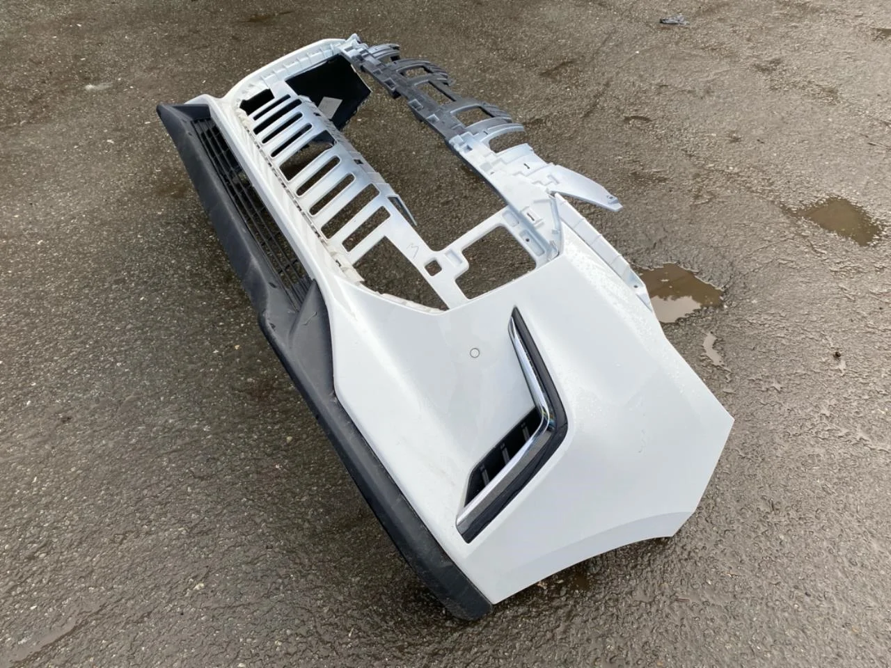 Maxus EUNIQ5 MPV 2021- Front bumper view 3