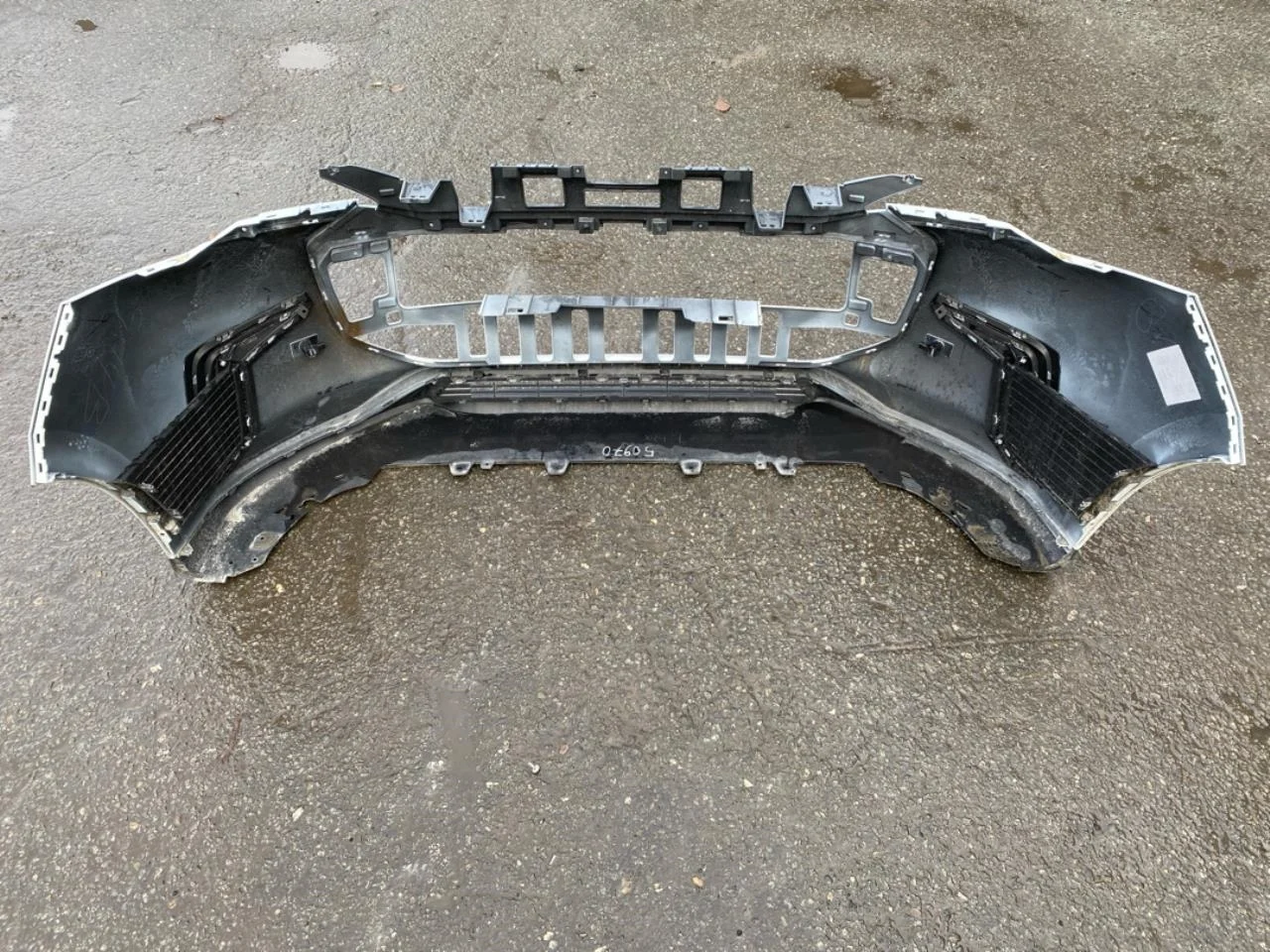 Maxus EUNIQ5 MPV 2021- Front bumper view 4
