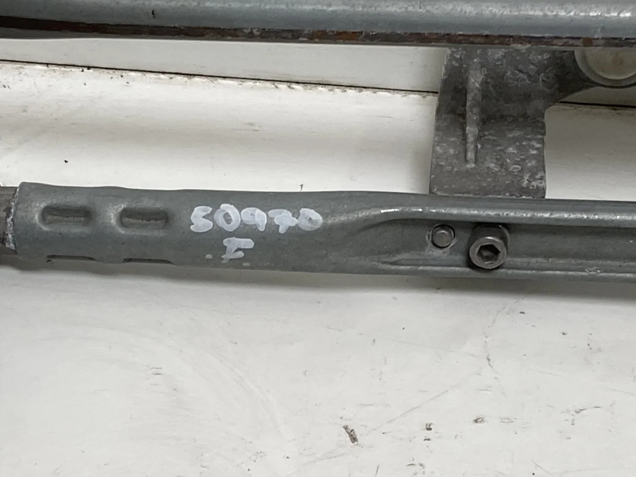 Maxus EUNIQ5 MPV 2021- Windshield wiper linkage view 2